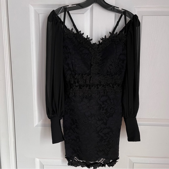 BCBG MAXAZRIA BLACK LACE MINI COCKTAIL DRESS - Picture 3 of 15